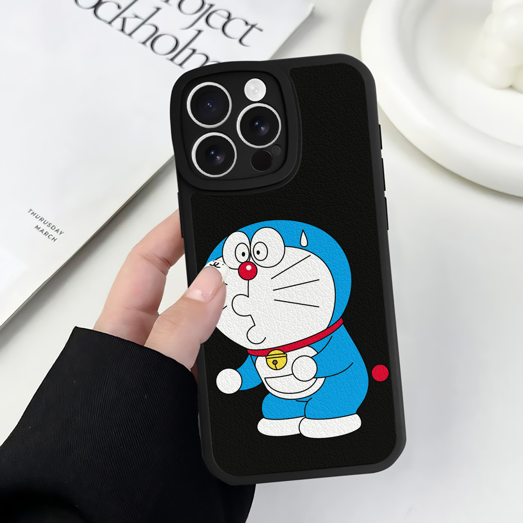 （画像用） ドラえもん Doraemon 【iPhone 16シリーズ対応】シリコンスマホケース（レザー調） 材質：シリコン
